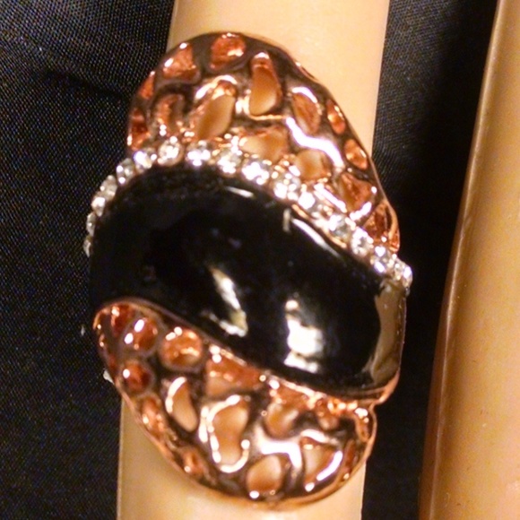 Gorgeous Enamel Filigree Rhinestones Sexy Ring